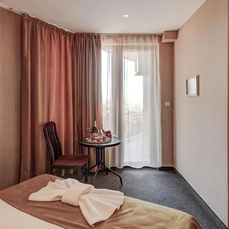Ellinis 3*
